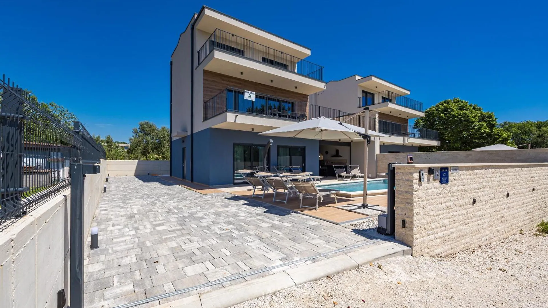 Villa Bay II Near Medulin For 9 People With Heated Pool - Playground & Whirpool Only 100 Meters From The Beach Banjole 0*,  Croatia