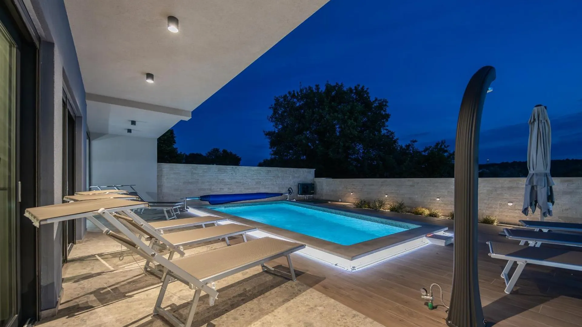 Villa Bay II Near Medulin For 9 People With Heated Pool - Playground & Whirpool Only 100 Meters From The Beach Banjole