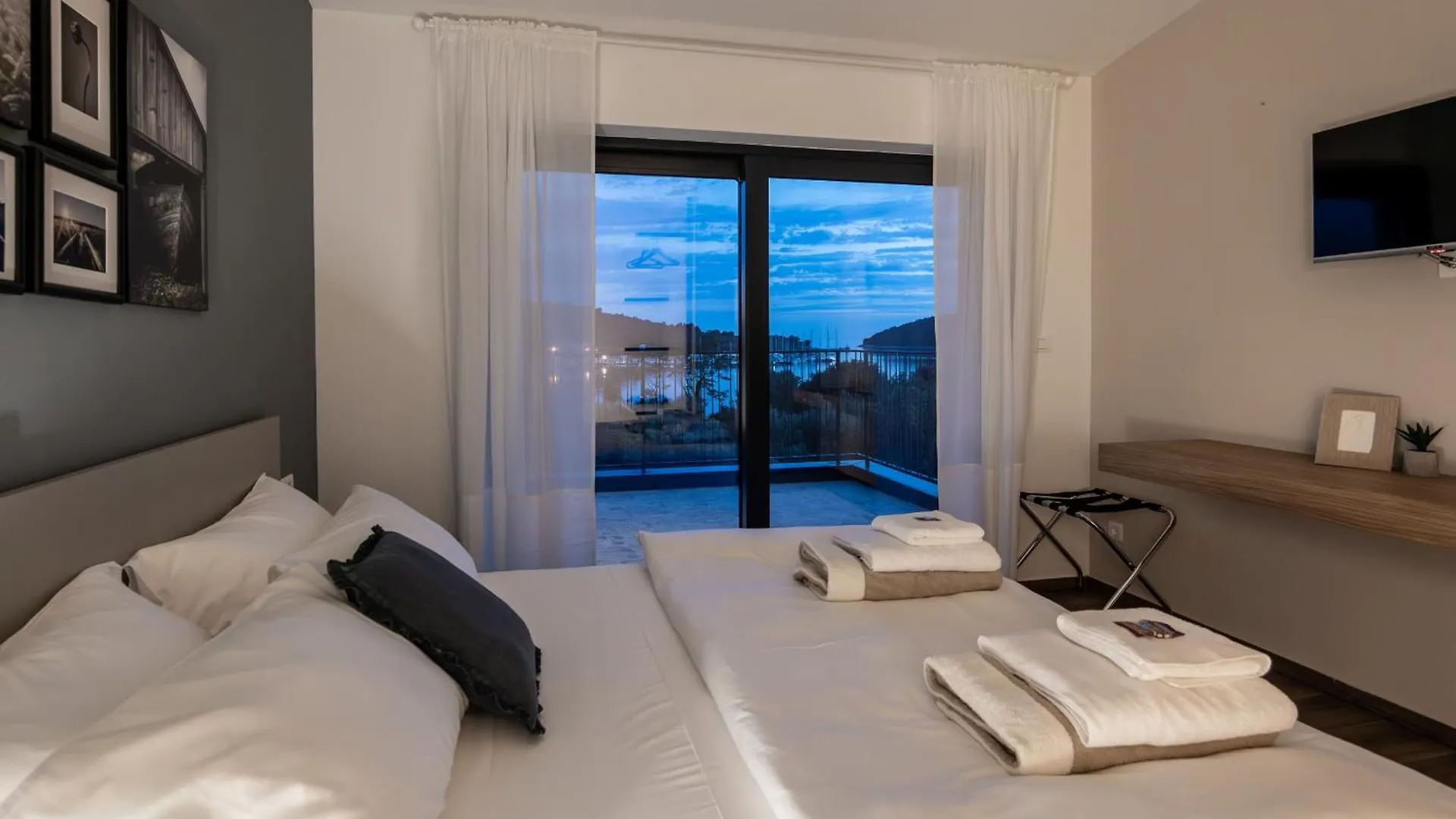 Villa Bay II Near Medulin For 9 People With Heated Pool - Playground & Whirpool Only 100 Meters From The Beach Banjole