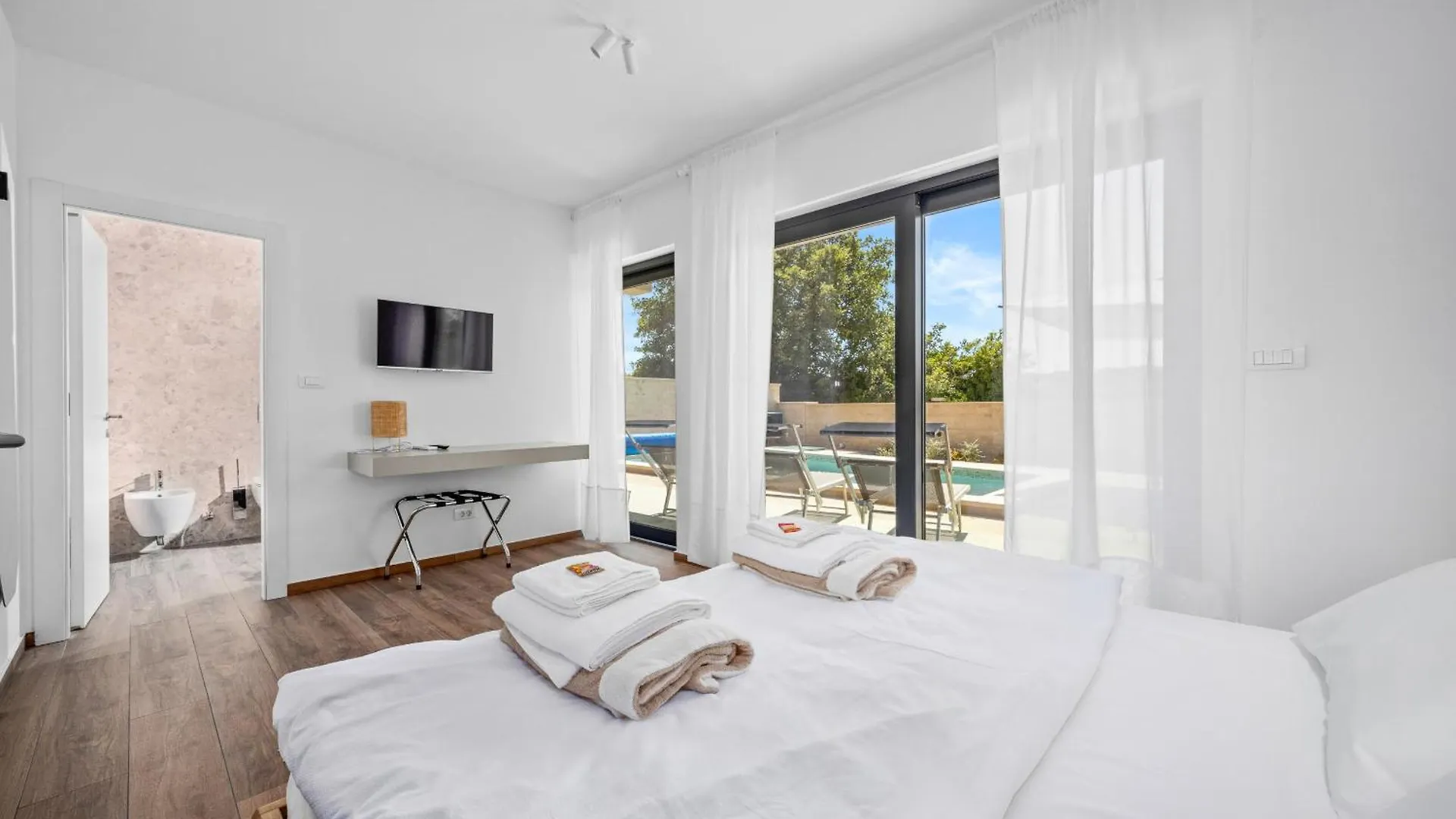 Villa Bay II Near Medulin For 9 People With Heated Pool - Playground & Whirpool Only 100 Meters From The Beach Banjole