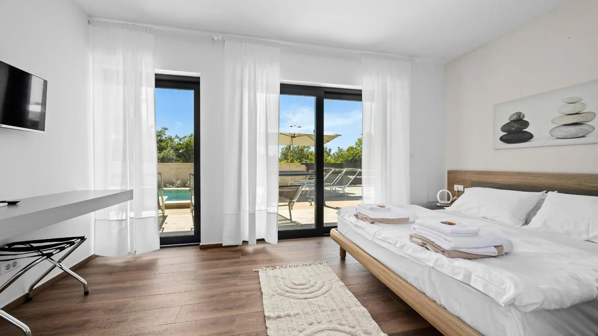 Villa Bay II Near Medulin For 9 People With Heated Pool - Playground & Whirpool Only 100 Meters From The Beach Banjole