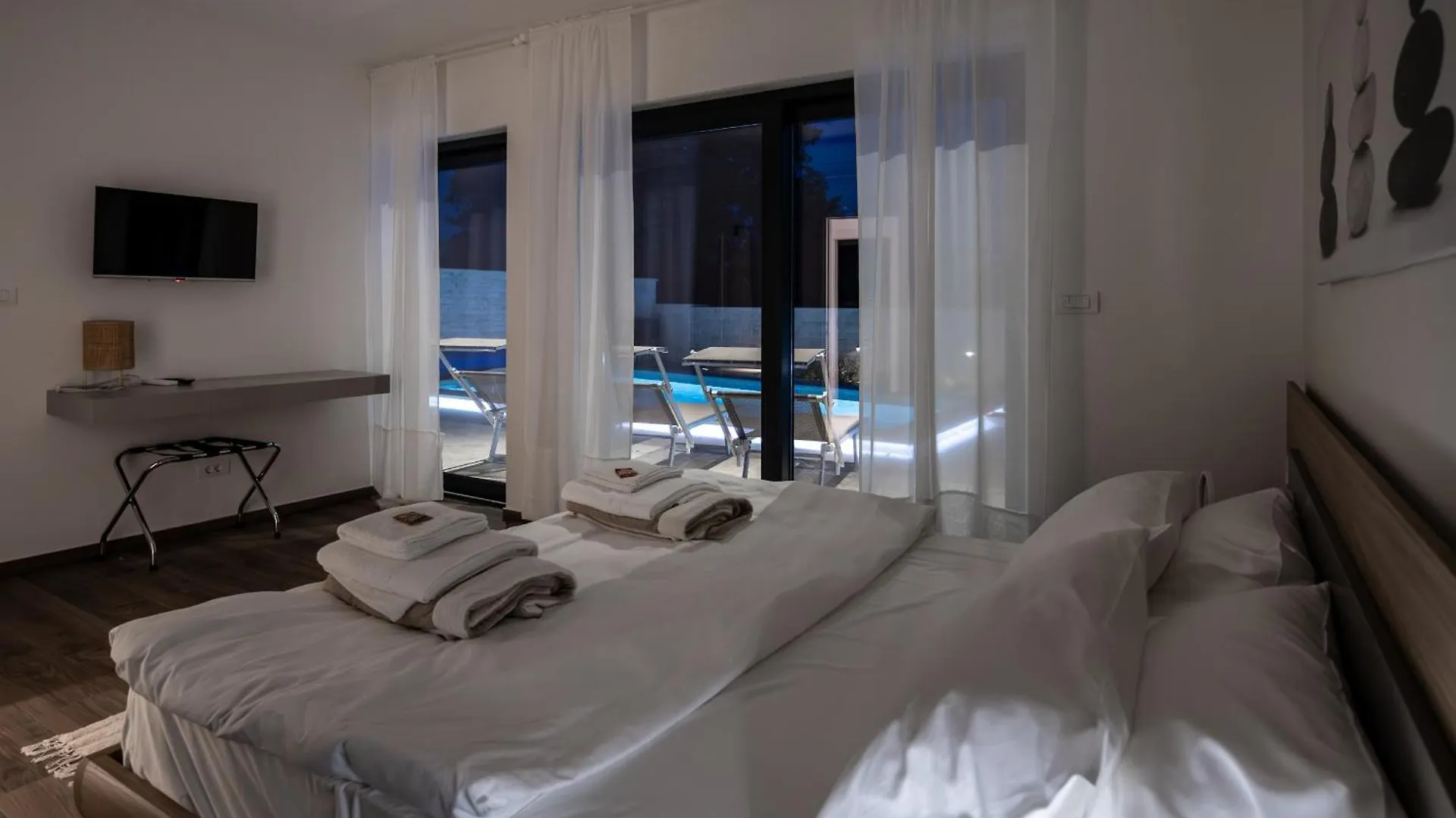 Villa Bay II Near Medulin For 9 People With Heated Pool - Playground & Whirpool Only 100 Meters From The Beach Banjole