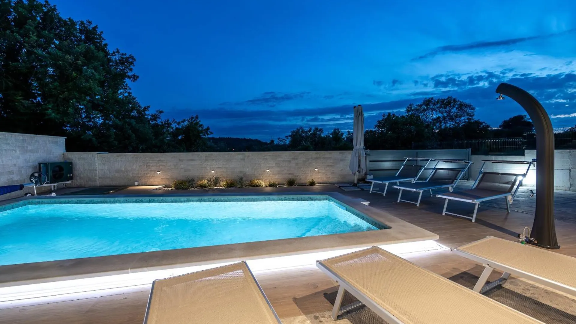 Villa Bay II Near Medulin For 9 People With Heated Pool - Playground & Whirpool Only 100 Meters From The Beach Banjole Croatia