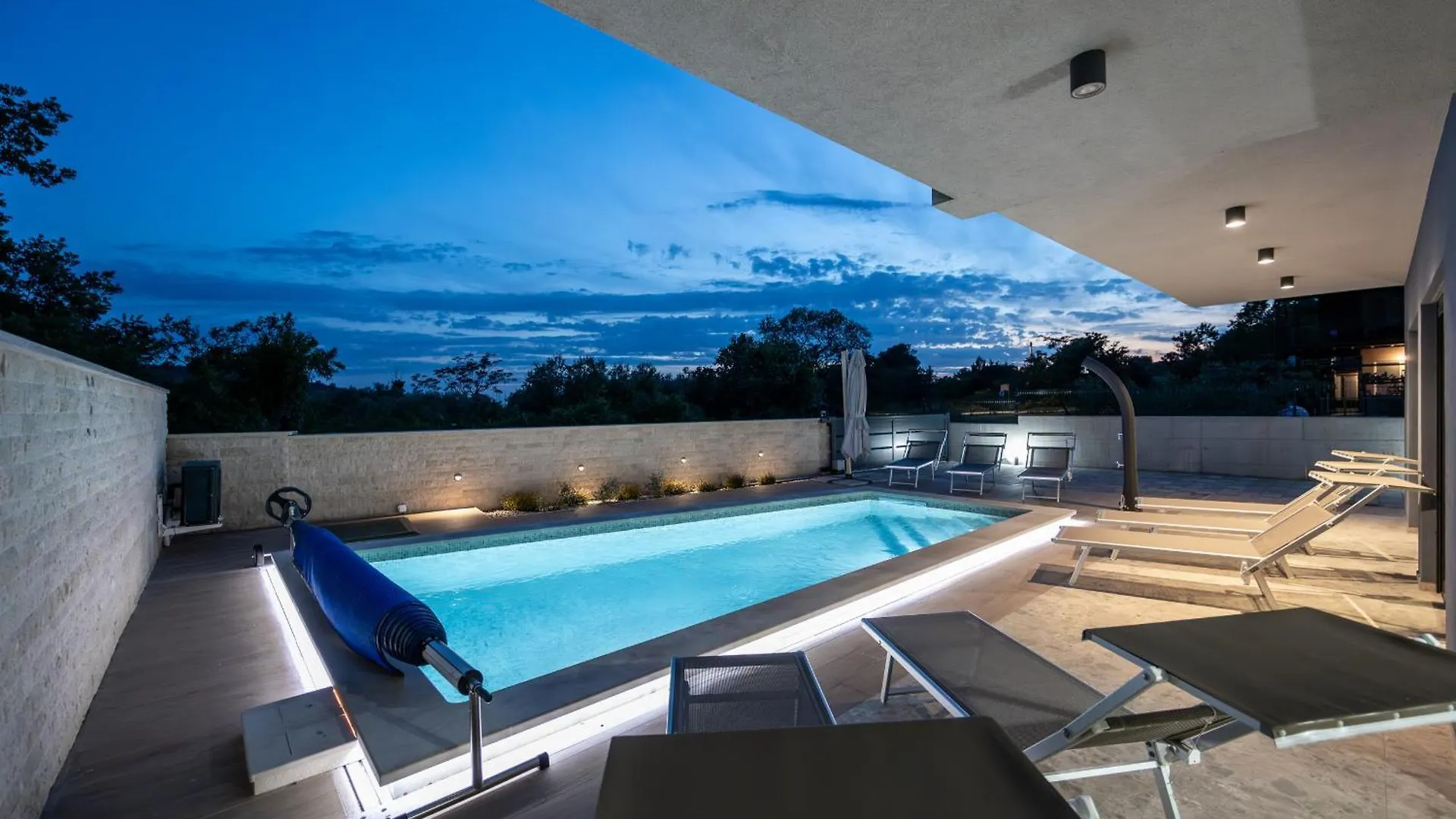 Villa Bay II Near Medulin For 9 People With Heated Pool - Playground & Whirpool Only 100 Meters From The Beach Banjole