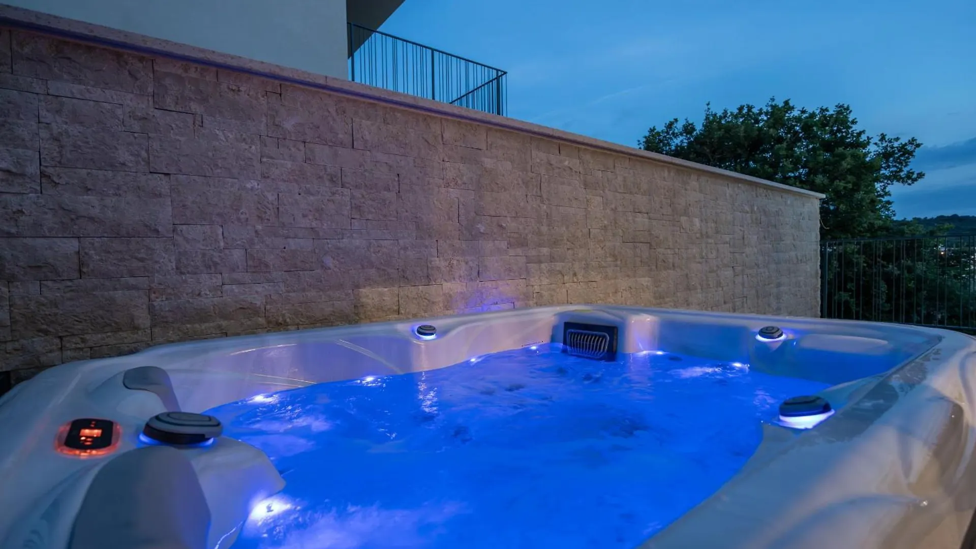Villa Bay II Near Medulin For 9 People With Heated Pool - Playground & Whirpool Only 100 Meters From The Beach Banjole Croatia