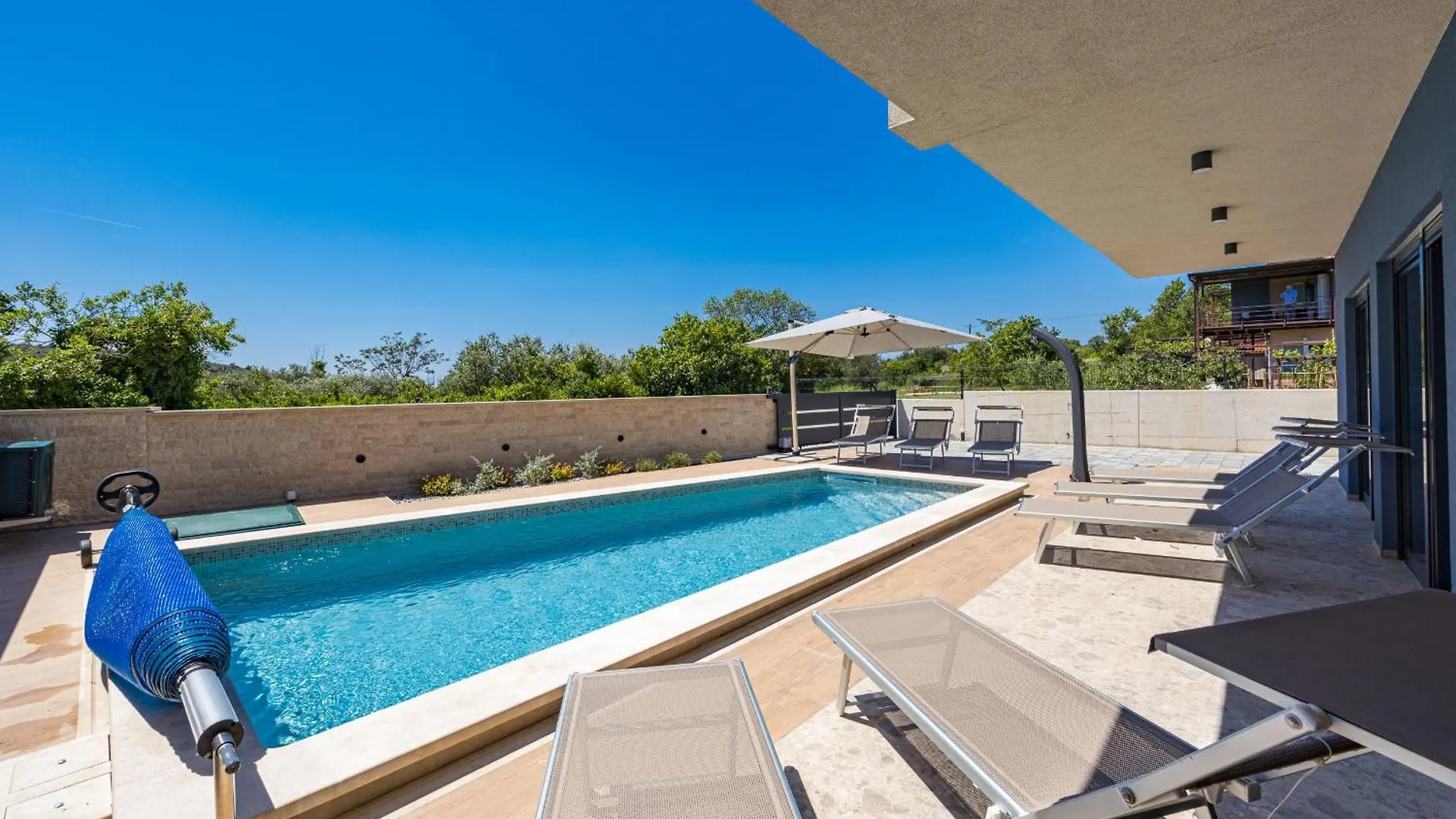 Villa Bay II Near Medulin For 9 People With Heated Pool - Playground & Whirpool Only 100 Meters From The Beach Banjole