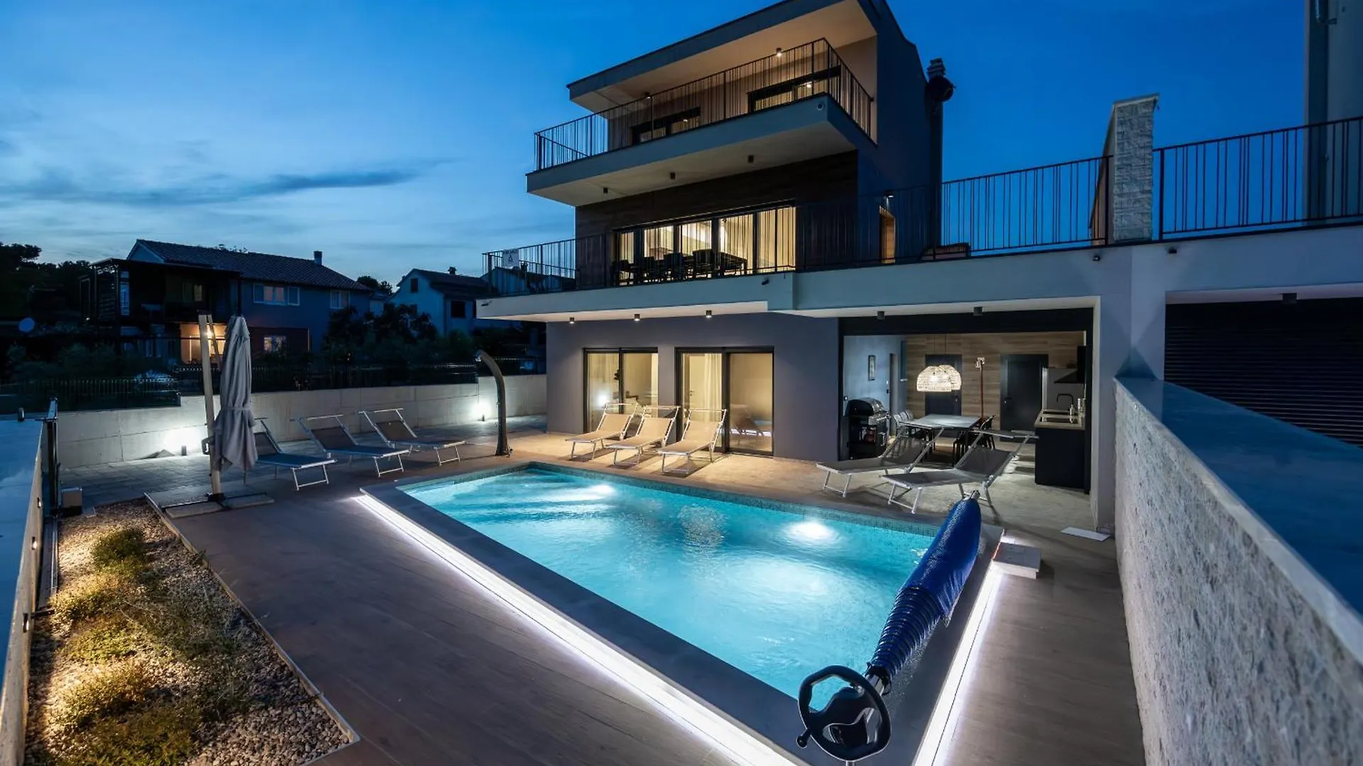 Villa Bay II Near Medulin For 9 People With Heated Pool - Playground & Whirpool Only 100 Meters From The Beach Banjole 0*,