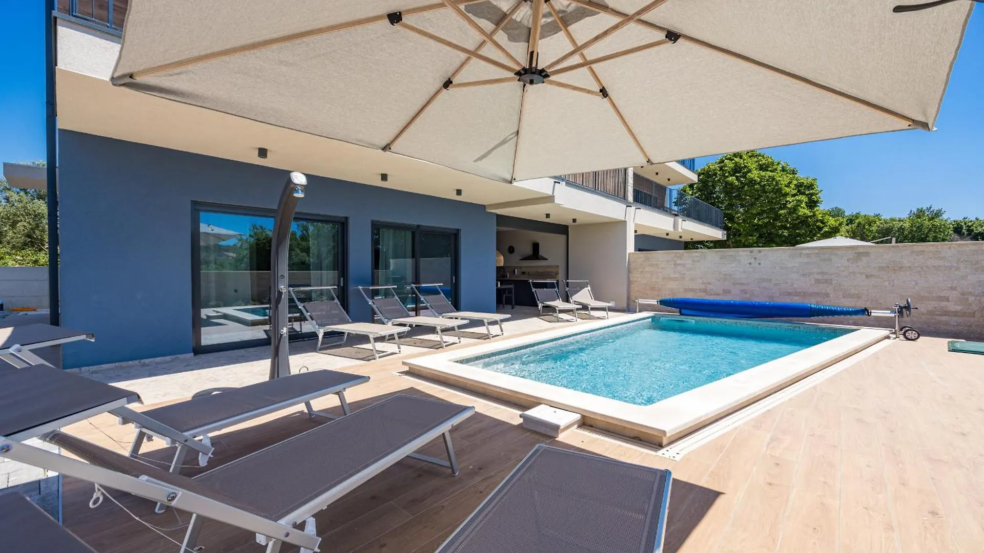 Villa Bay II Near Medulin For 9 People With Heated Pool - Playground & Whirpool Only 100 Meters From The Beach Banjole