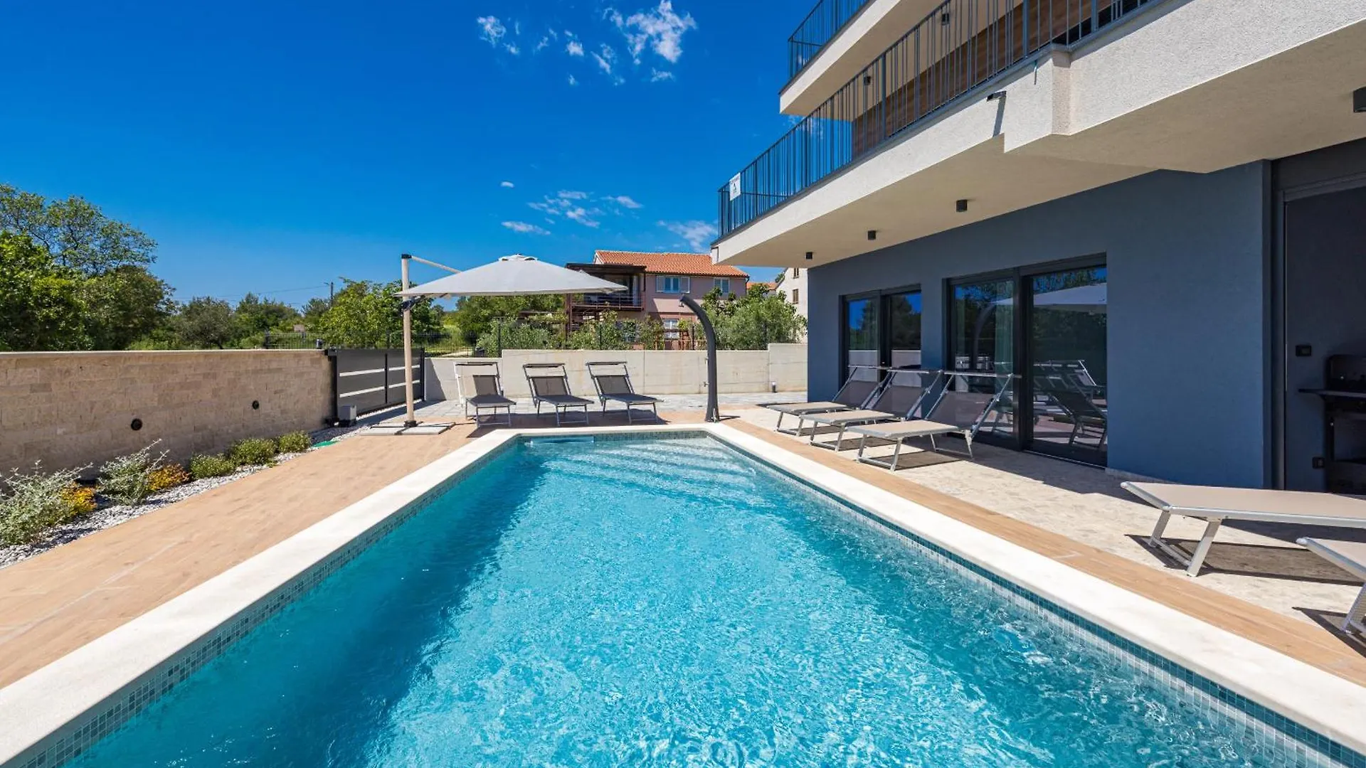 Villa Bay II Near Medulin For 9 People With Heated Pool - Playground & Whirpool Only 100 Meters From The Beach Banjole Croatia