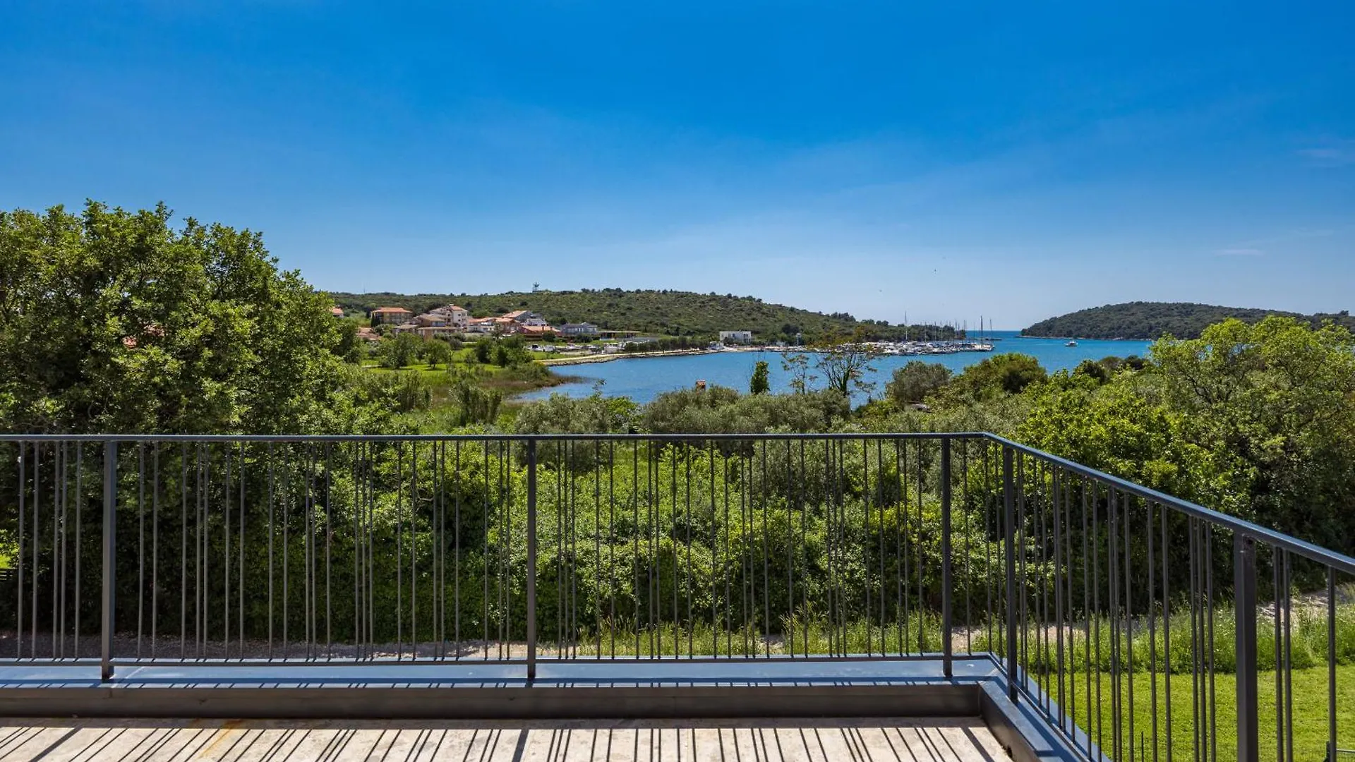 Villa Bay II Near Medulin For 9 People With Heated Pool - Playground & Whirpool Only 100 Meters From The Beach Banjole 0*,