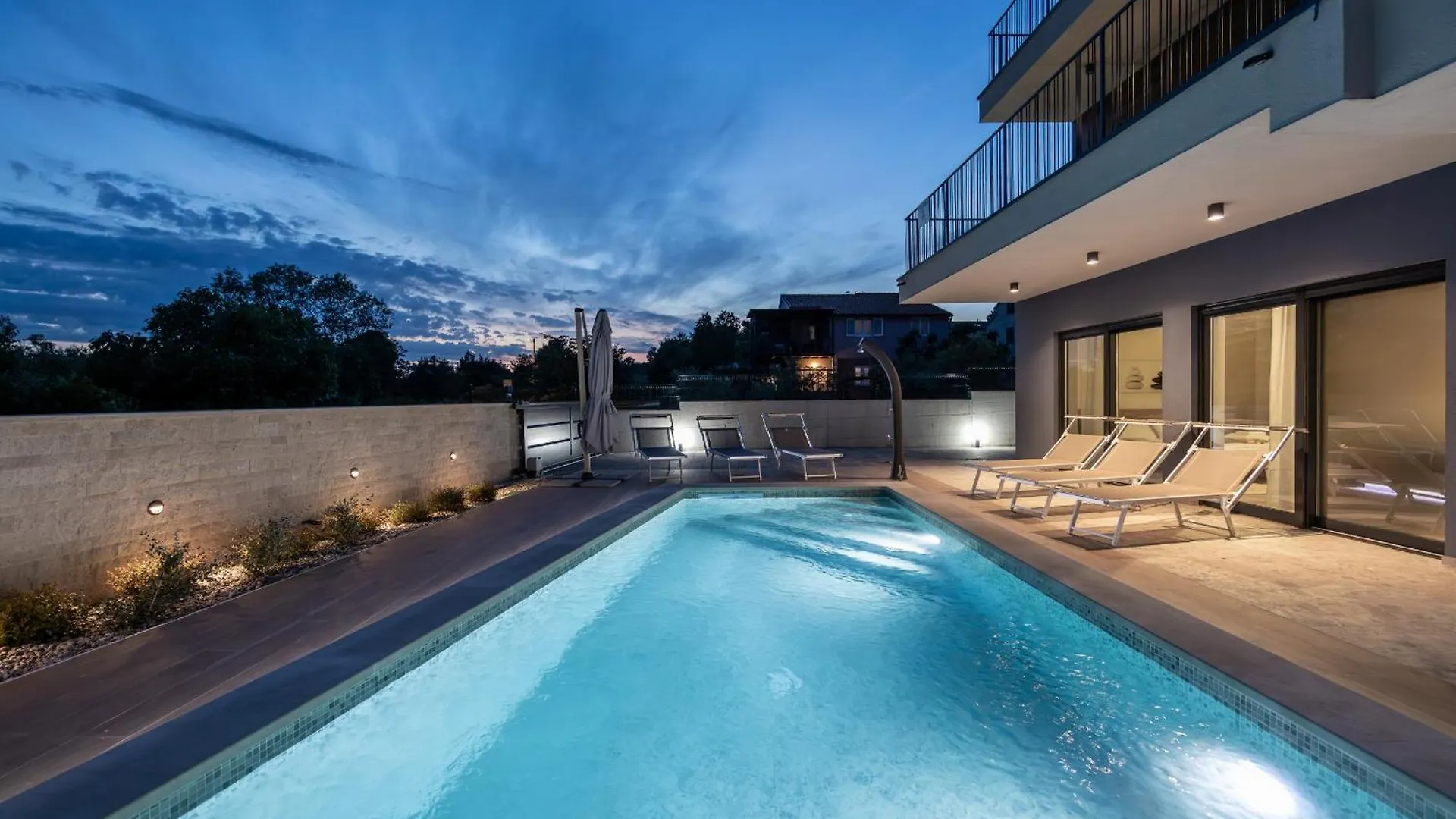 Villa Bay II Near Medulin For 9 People With Heated Pool - Playground & Whirpool Only 100 Meters From The Beach Banjole